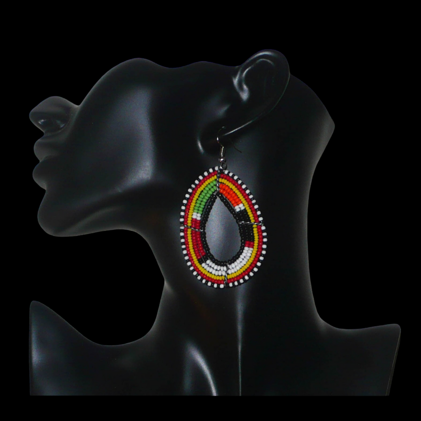 Boucles d'oreilles ethniques Massai en forme de gouttes faites de perles de rocaille multicolores. Elles mesurent 7.5 cm de long et 4 cm de large.