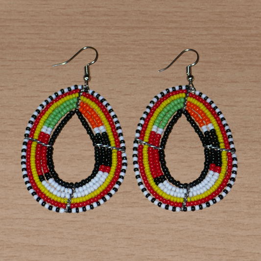 Boucles d'oreilles ethniques Massai en forme de gouttes faites de perles de rocaille multicolores. Elles mesurent 7.5 cm de long et 4 cm de large.