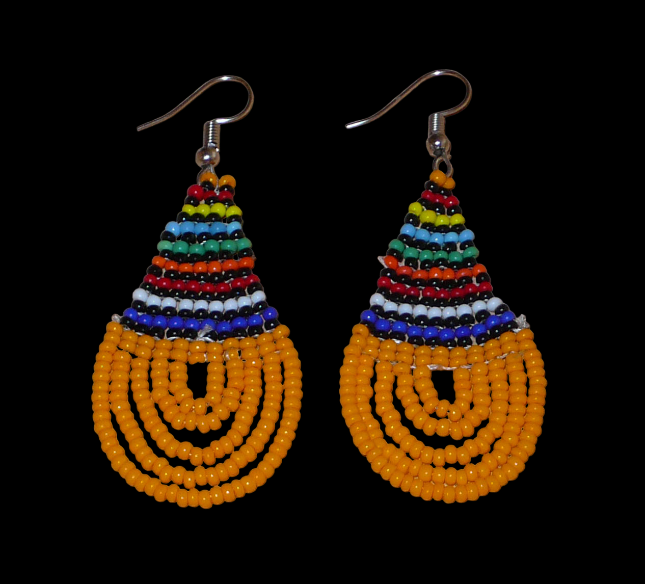 Boucles d'oreilles africaines traditionnelles en forme de gouttes composées d'un tissage de perles de rocaille orange et multicolores. Elles mesurent 7 cm de long et 2,5 cm de large. 