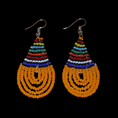 Boucles d'oreilles africaines traditionnelles en forme de gouttes composées d'un tissage de perles de rocaille orange et multicolores. Elles mesurent 7 cm de long et 2,5 cm de large. 