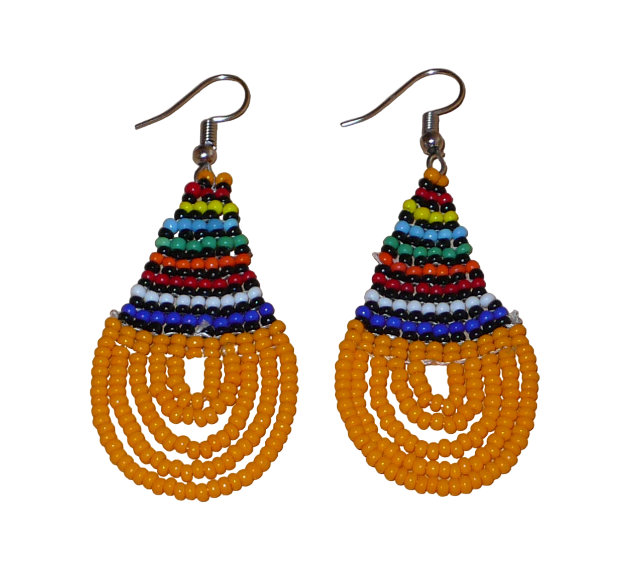 Boucles d'oreilles africaines traditionnelles en forme de gouttes composées d'un tissage de perles de rocaille orange et multicolores. Elles mesurent 7 cm de long et 2,5 cm de large. 