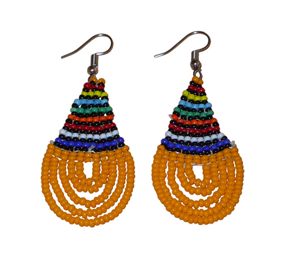 Boucles d'oreilles africaines traditionnelles en forme de gouttes composées d'un tissage de perles de rocaille orange et multicolores. Elles mesurent 7 cm de long et 2,5 cm de large. 