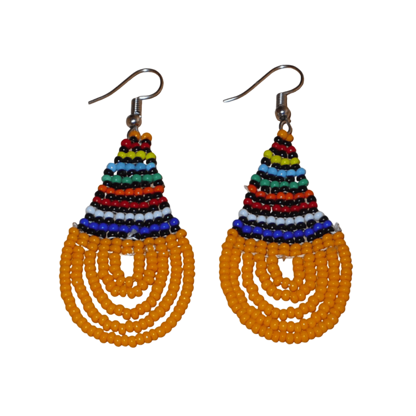 Boucles d'oreilles africaines traditionnelles en forme de gouttes composées d'un tissage de perles de rocaille orange et multicolores. Elles mesurent 7 cm de long et 2,5 cm de large. 