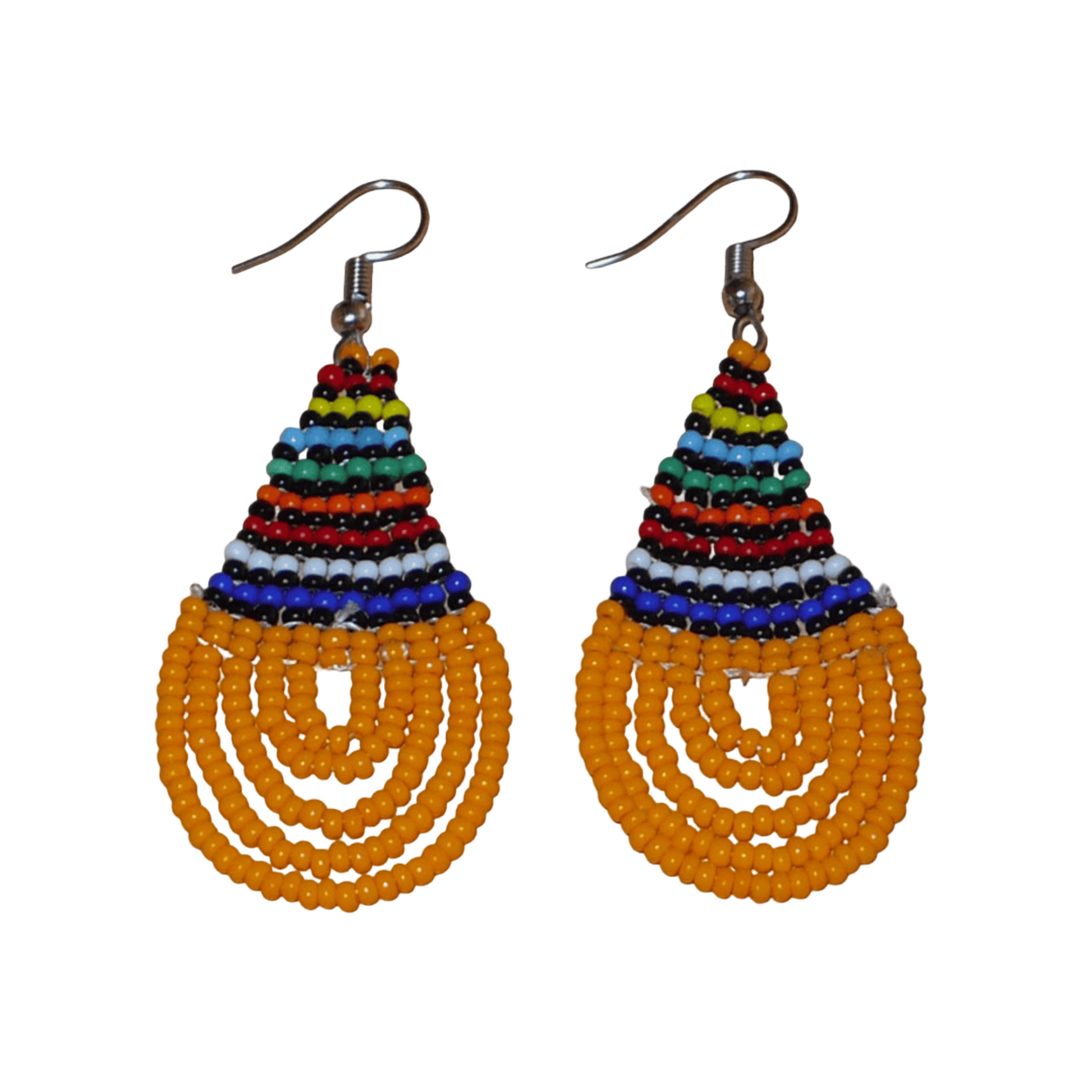 Boucles d'oreilles africaines traditionnelles en forme de gouttes composées d'un tissage de perles de rocaille orange et multicolores. Elles mesurent 7 cm de long et 2,5 cm de large. 