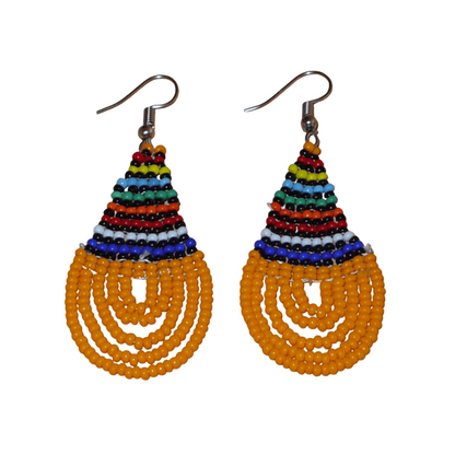 Boucles d'oreilles africaines traditionnelles en forme de gouttes composées d'un tissage de perles de rocaille orange et multicolores. Elles mesurent 7 cm de long et 2,5 cm de large. 