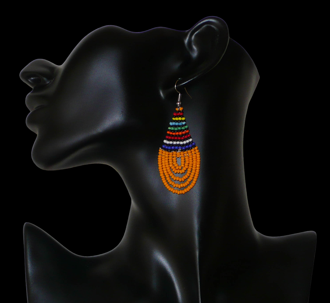 Bijoux africains. Boucles d'oreilles africaines traditionnelles zouloues en forme de gouttes composées d'un tissage de perles de rocaille orange et multicolores. Elles mesurent 7 cm de long et 2,5 cm de large et se portent sur des oreilles percées. Timeless Fineries