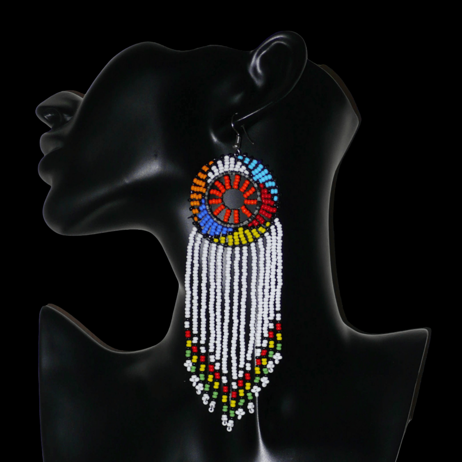 Longues boucles d'oreilles sud-africaines à franges et motifs traditionnels zoulous composées de perles de rocaille blanches, orange et multicolores. Elles mesurent 14,5 cm de long et 4,5 cm de large, et se portent avec des crochets en acier inoxydable sur des oreilles percées.