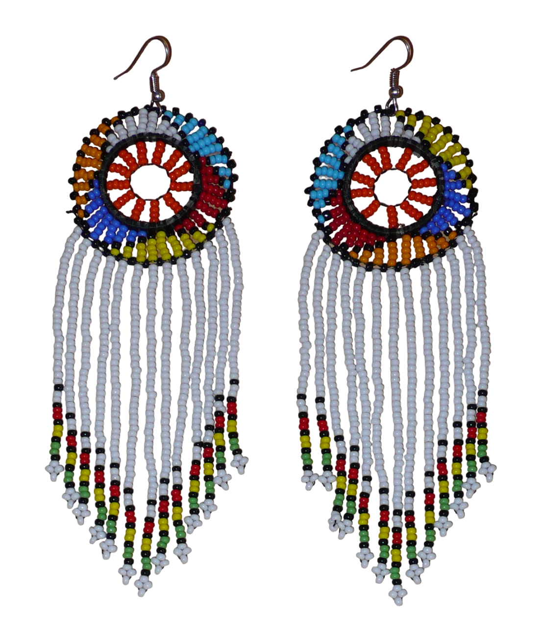 Longues boucles d'oreilles sud-africaines à franges et motifs traditionnels zoulous composées de perles de rocaille blanches, orange et multicolores. Elles mesurent 14,5 cm de long et 4,5 cm de large, et se portent avec des crochets en acier inoxydable sur des oreilles percées.