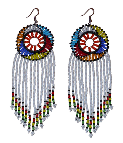 Longues boucles d'oreilles sud-africaines à franges et motifs traditionnels zoulous composées de perles de rocaille blanches, orange et multicolores. Elles mesurent 14,5 cm de long et 4,5 cm de large, et se portent avec des crochets en acier inoxydable sur des oreilles percées.
