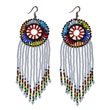 Longues boucles d'oreilles sud-africaines à franges et motifs traditionnels zoulous composées de perles de rocaille blanches, orange et multicolores. Elles mesurent 14,5 cm de long et 4,5 cm de large, et se portent avec des crochets en acier inoxydable sur des oreilles percées.