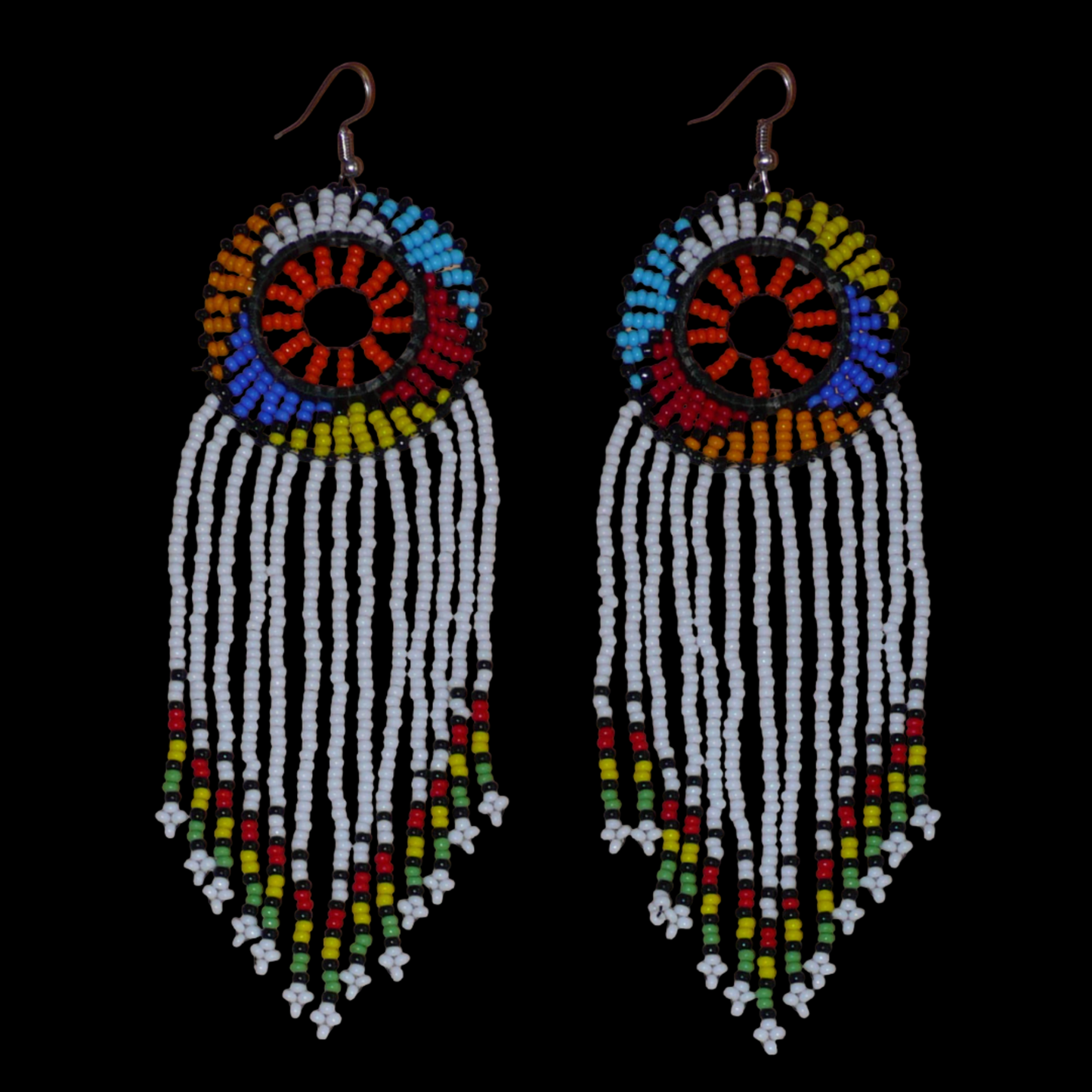Longues boucles d'oreilles sud-africaines à franges et motifs traditionnels zoulous composées de perles de rocaille blanches, orange et multicolores. Elles mesurent 14,5 cm de long et 4,5 cm de large, et se portent avec des crochets en acier inoxydable sur des oreilles percées.