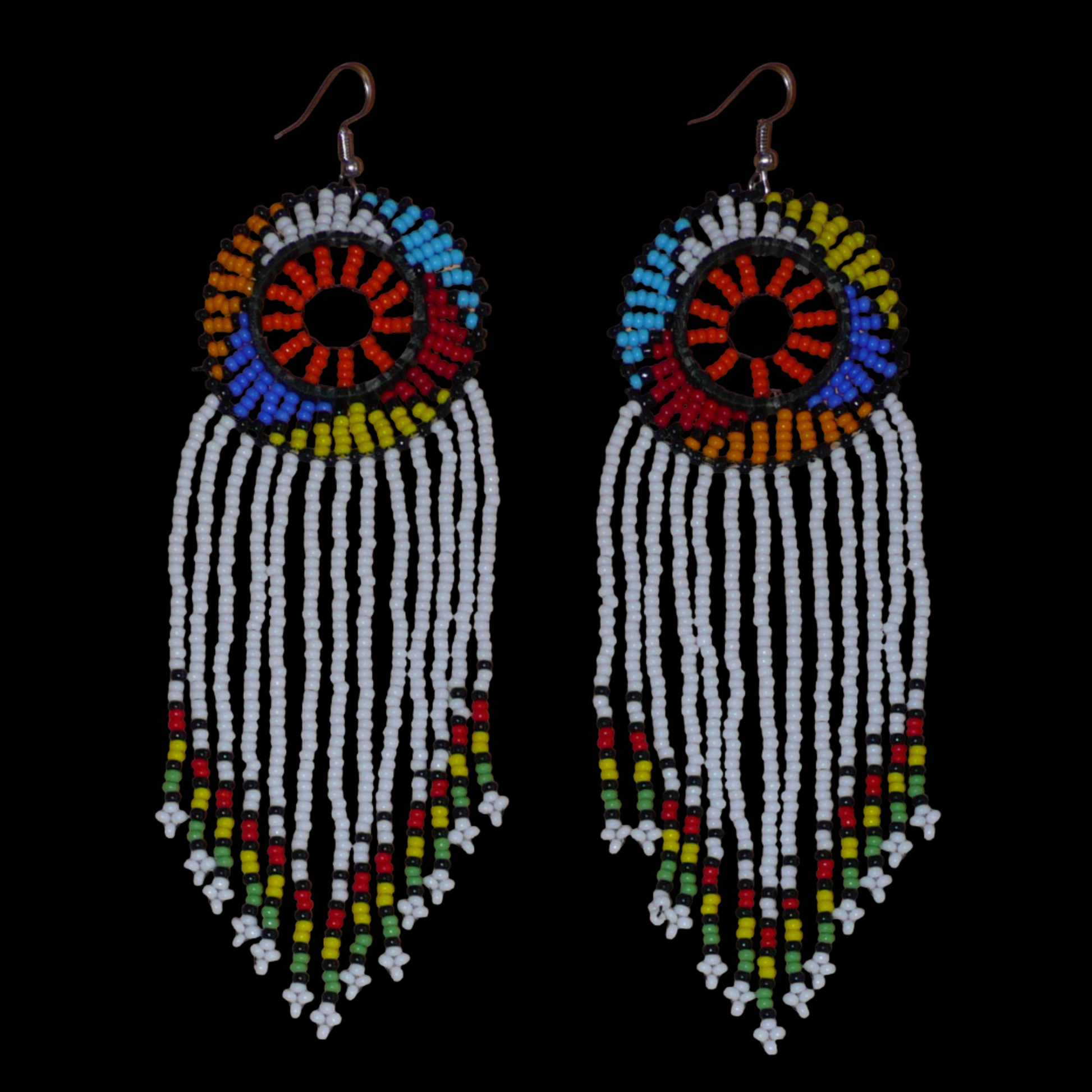 Longues boucles d'oreilles sud-africaines à franges et motifs traditionnels zoulous composées de perles de rocaille blanches, orange et multicolores. Elles mesurent 14,5 cm de long et 4,5 cm de large, et se portent avec des crochets en acier inoxydable sur des oreilles percées.