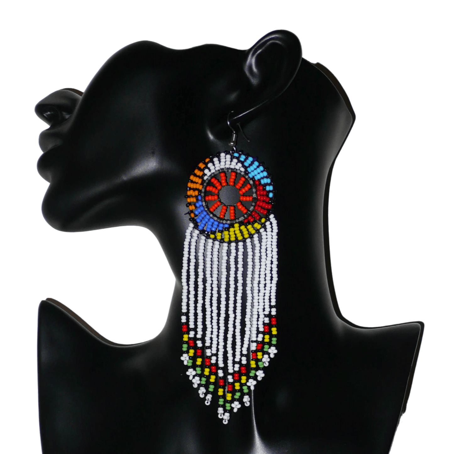 Longues boucles d'oreilles sud-africaines à franges et motifs traditionnels zoulous composées de perles de rocaille blanches, orange et multicolores. Elles mesurent 14,5 cm de long et 4,5 cm de large, et se portent avec des crochets en acier inoxydable sur des oreilles percées.