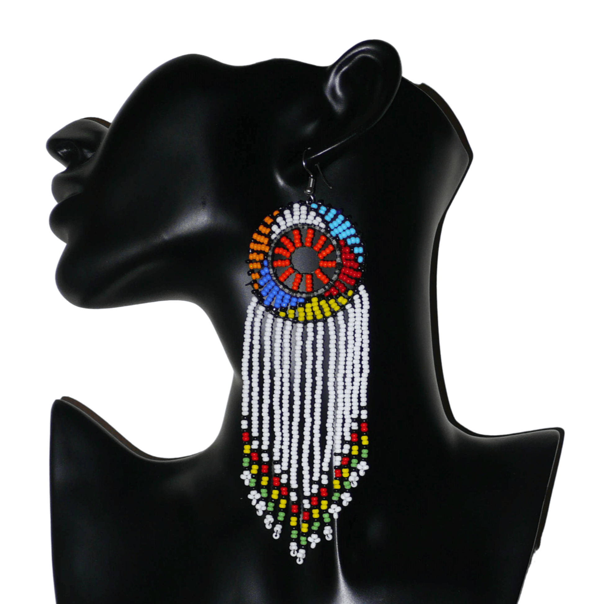 Longues boucles d'oreilles sud-africaines à franges et motifs traditionnels zoulous composées de perles de rocaille blanches, orange et multicolores. Elles mesurent 14,5 cm de long et 4,5 cm de large, et se portent avec des crochets en acier inoxydable sur des oreilles percées.