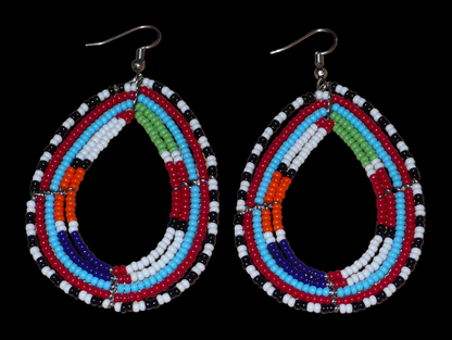 Boucles d'oreilles africaines à motifs ethniques Massai faites de perles de rocaille multicolores montées en forme de gouttes. Elles mesurent 8,5 cm de long et 4,5 cm de large et se portent sur des oreilles percées.