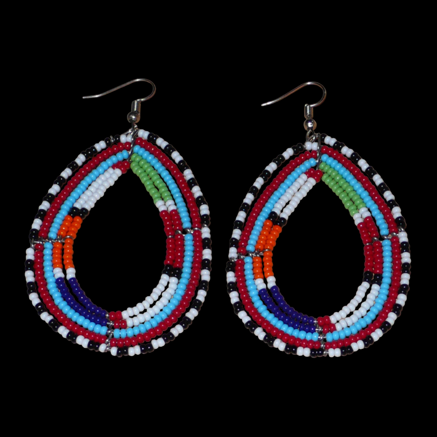 Boucles d'oreilles africaines à motifs ethniques Massai faites de perles de rocaille multicolores montées en forme de gouttes. Elles mesurent 8,5 cm de long et 4,5 cm de large et se portent sur des oreilles percées.