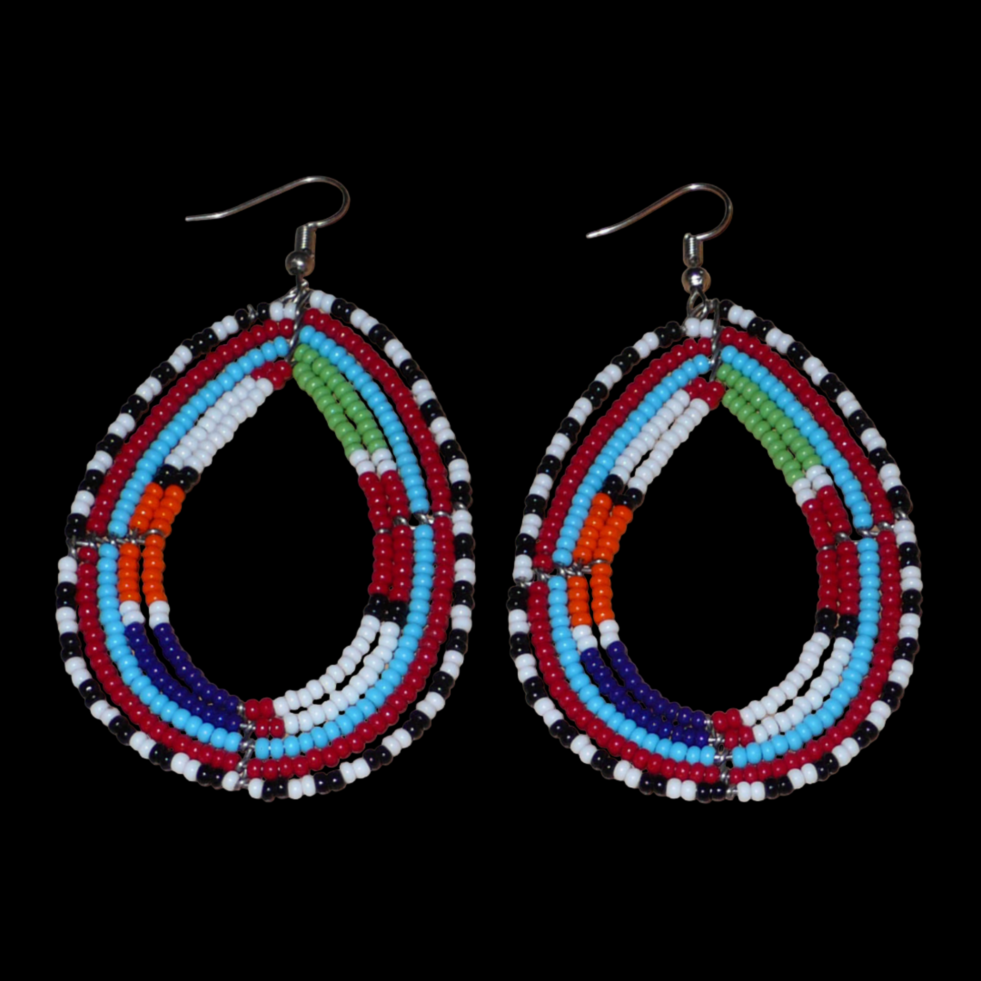 Boucles d'oreilles africaines à motifs ethniques Massai faites de perles de rocaille multicolores montées en forme de gouttes. Elles mesurent 8,5 cm de long et 4,5 cm de large et se portent sur des oreilles percées.