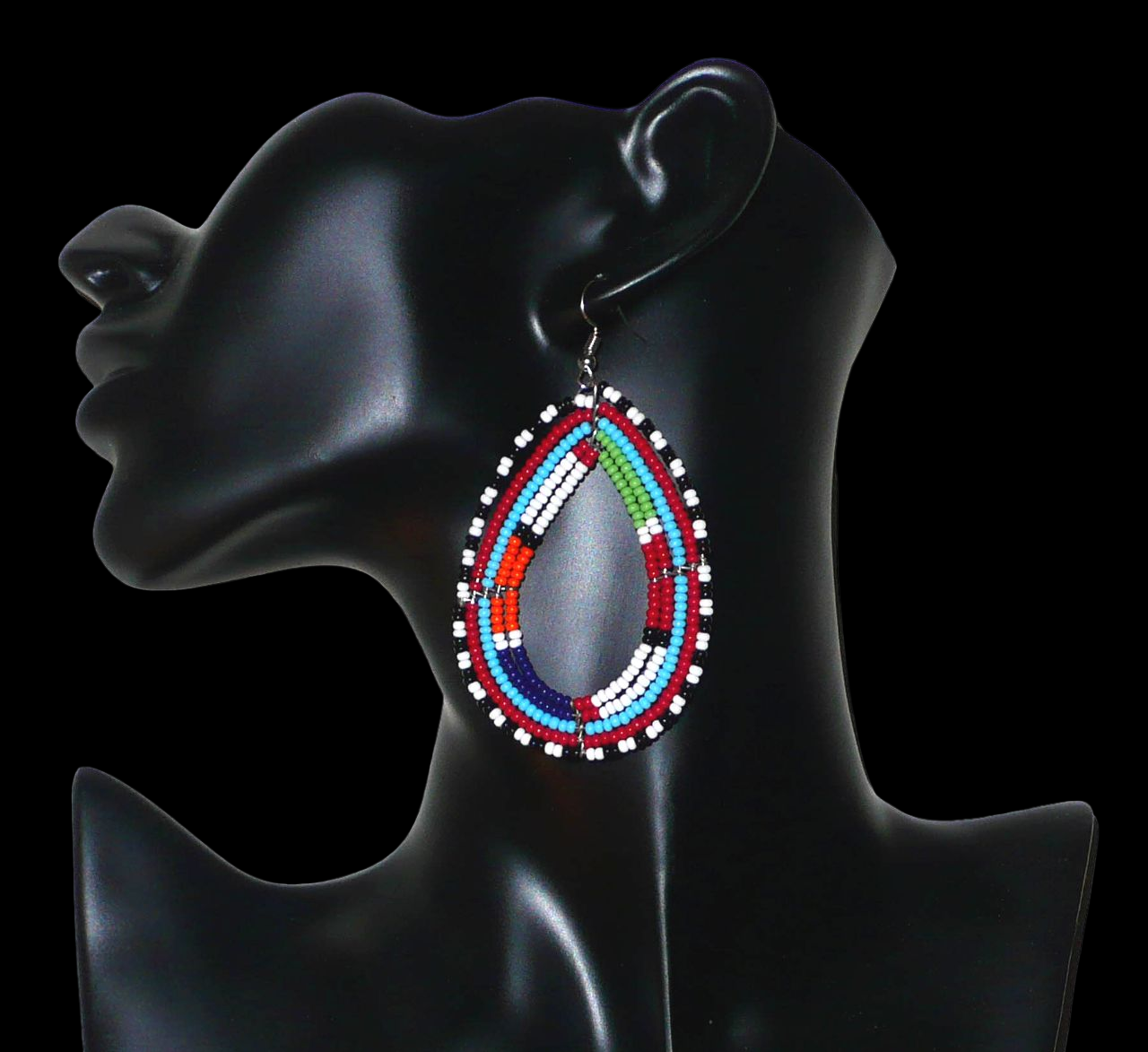 Boucles d'oreilles africaines à motifs ethniques Massai faites de perles de rocaille multicolores montées en forme de gouttes. Elles mesurent 8,5 cm de long et 4,5 cm de large et se portent sur des oreilles percées.