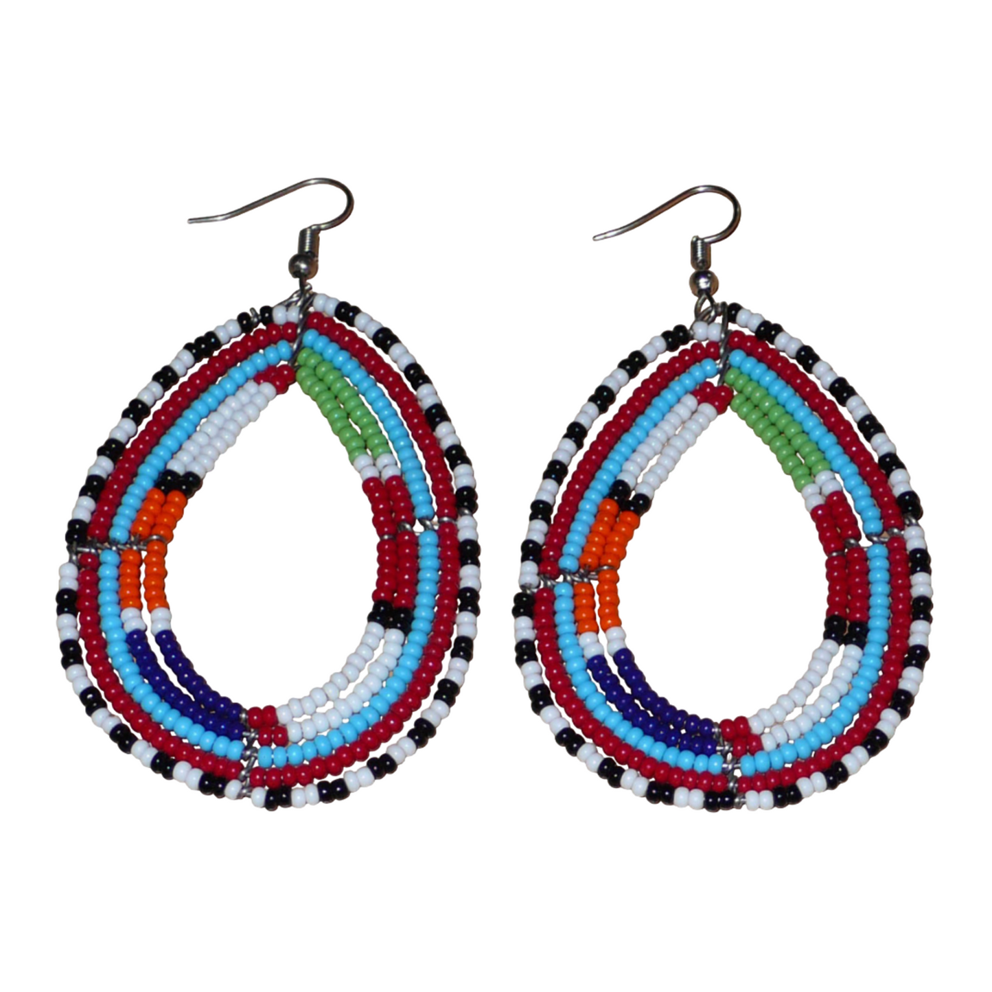 Boucles d'oreilles africaines à motifs ethniques Massai faites de perles de rocaille multicolores montées en forme de gouttes. Elles mesurent 8,5 cm de long et 4,5 cm de large et se portent sur des oreilles percées.