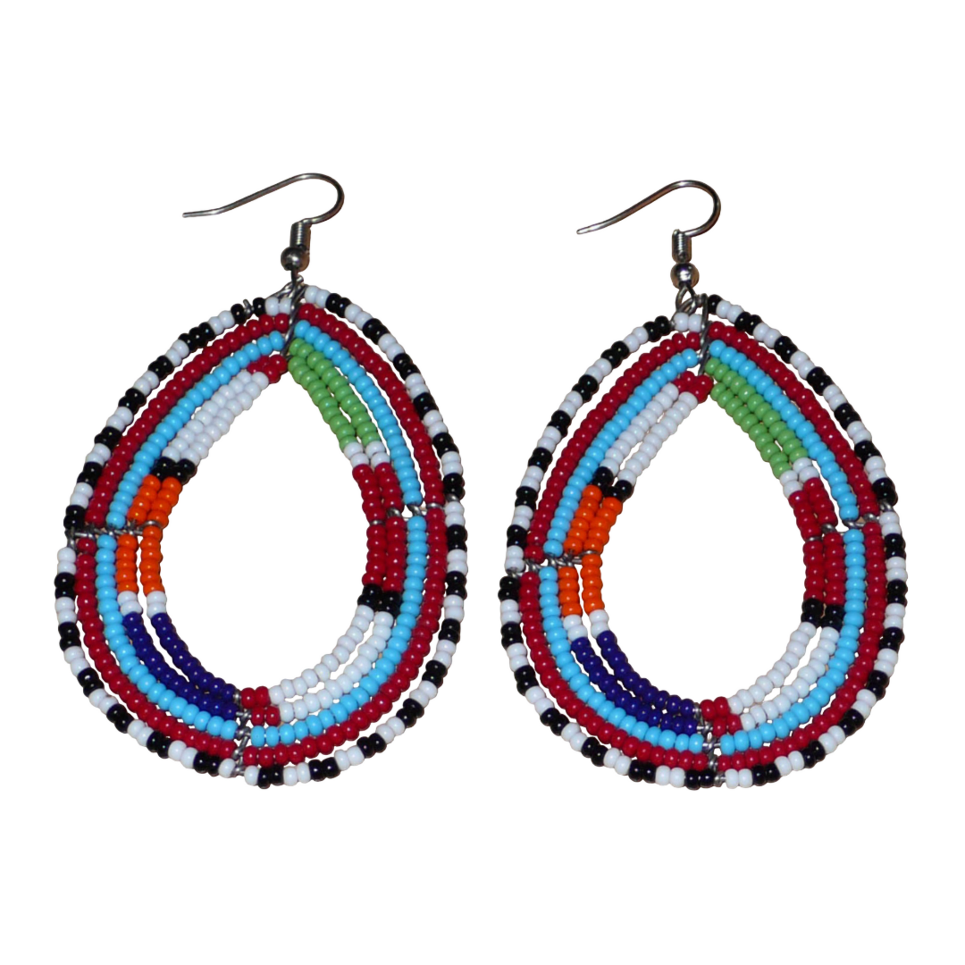 Boucles d'oreilles africaines à motifs ethniques Massai faites de perles de rocaille multicolores montées en forme de gouttes. Elles mesurent 8,5 cm de long et 4,5 cm de large et se portent sur des oreilles percées.