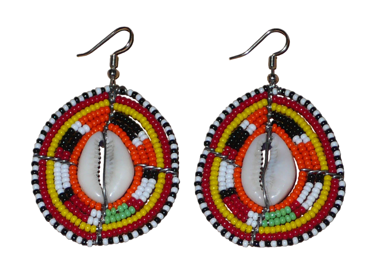Boucles d'oreilles africaines en forme de boucliers Massai composées de perles et de coquillages. Elles mesurent 7 cm de long et 4 cm de large et se portent sur des oreilles percées.