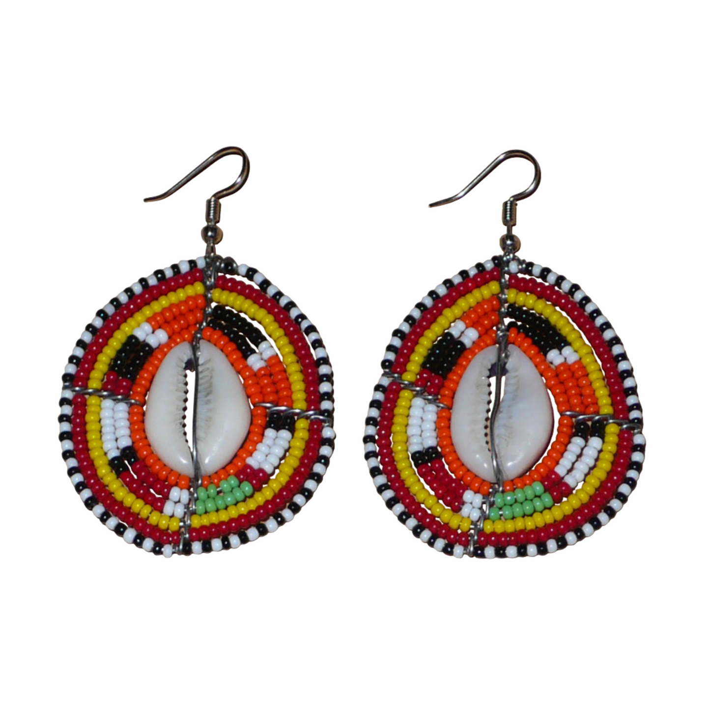 Boucles d'oreilles africaines en forme de boucliers Massai composées de perles et de coquillages. Elles mesurent 7 cm de long et 4 cm de large et se portent sur des oreilles percées.