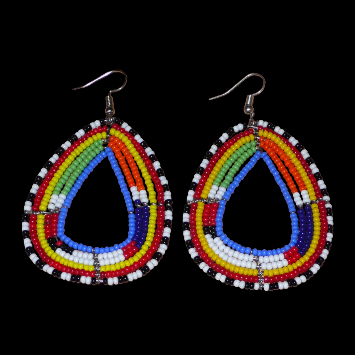 Boucles d'oreilles tribales Massai bleues et multicolores faites de perles de rocaille montées en forme de gouttes légèrement triangulaires. Elles mesurent 8 cm de long et 4.5 cm de large et se portent sur des oreilles percées.