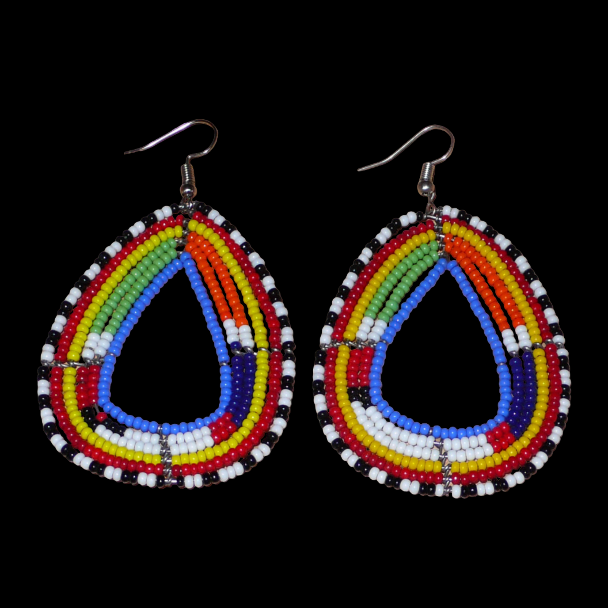Boucles d'oreilles tribales Massai bleues et multicolores faites de perles de rocaille montées en forme de gouttes légèrement triangulaires. Elles mesurent 8 cm de long et 4.5 cm de large et se portent sur des oreilles percées.