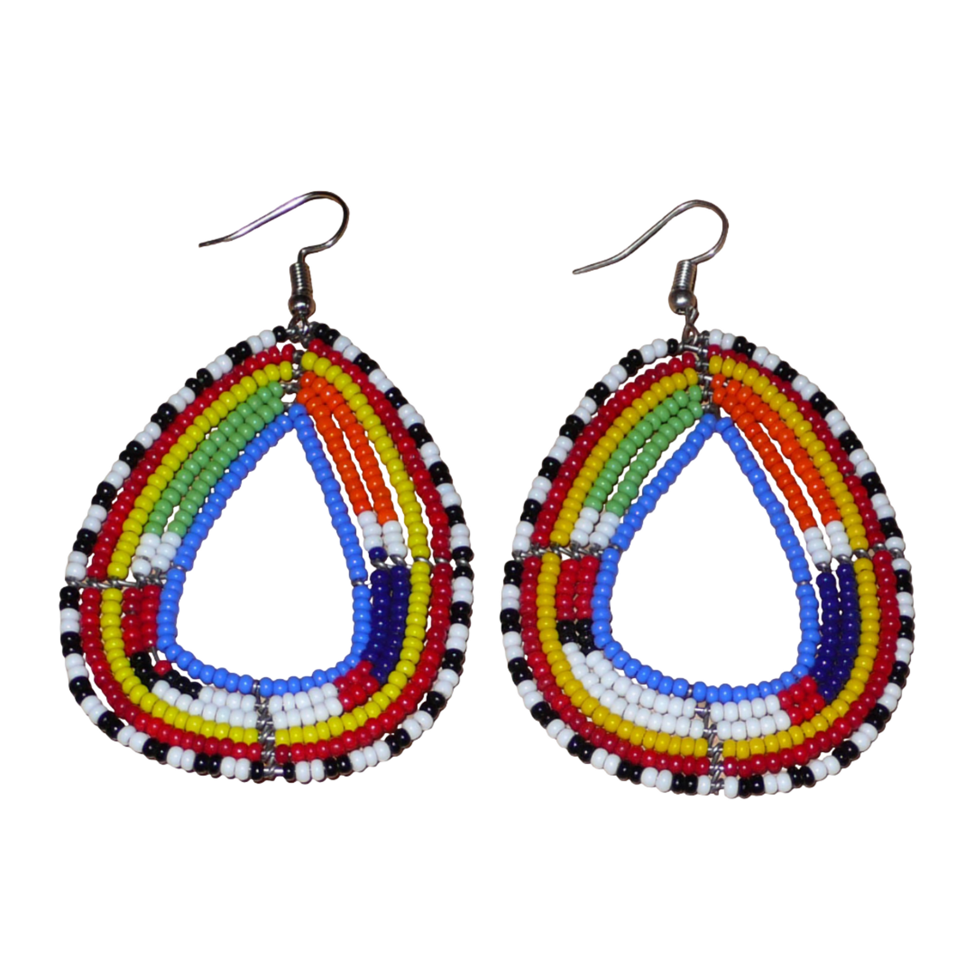 Boucles d'oreilles tribales Massai bleues et multicolores faites de perles de rocaille montées en forme de gouttes légèrement triangulaires. Elles mesurent 8 cm de long et 4.5 cm de large et se portent sur des oreilles percées.