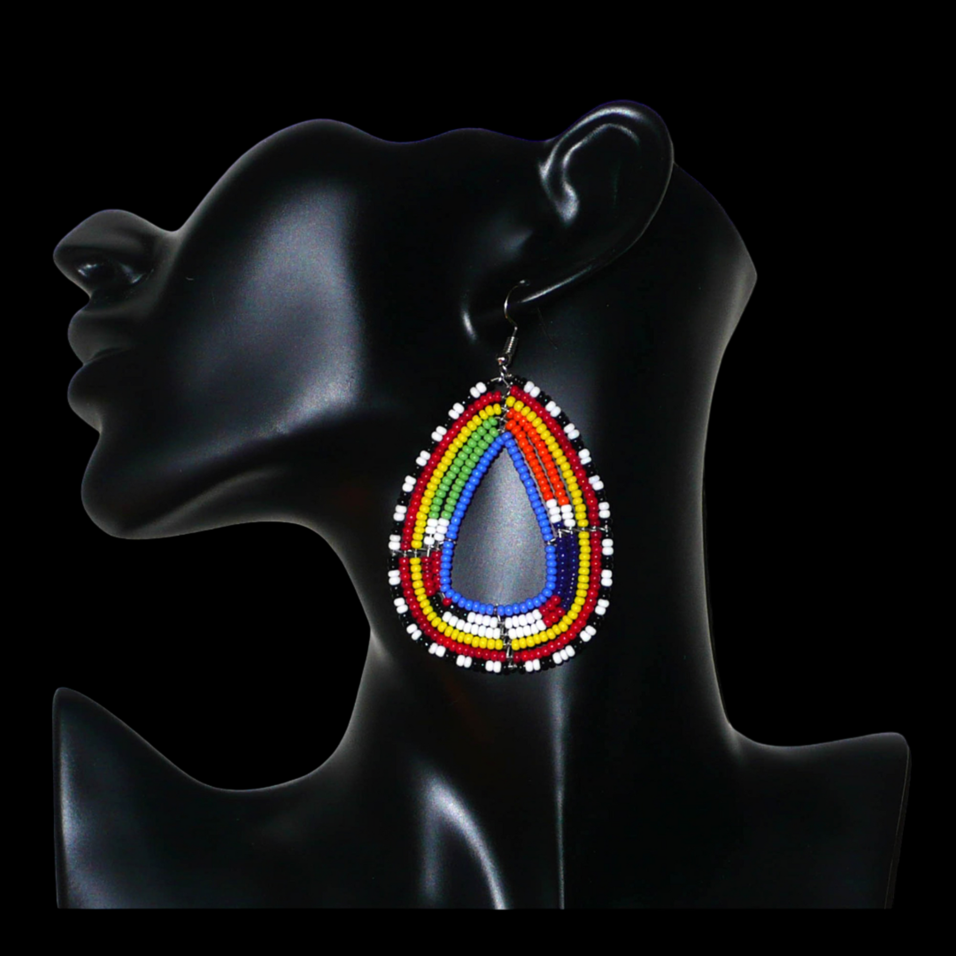 Boucles d'oreilles tribales Massai bleues et multicolores faites de perles de rocaille montées en forme de gouttes légèrement triangulaires. Elles mesurent 8 cm de long et 4.5 cm de large et se portent sur des oreilles percées.