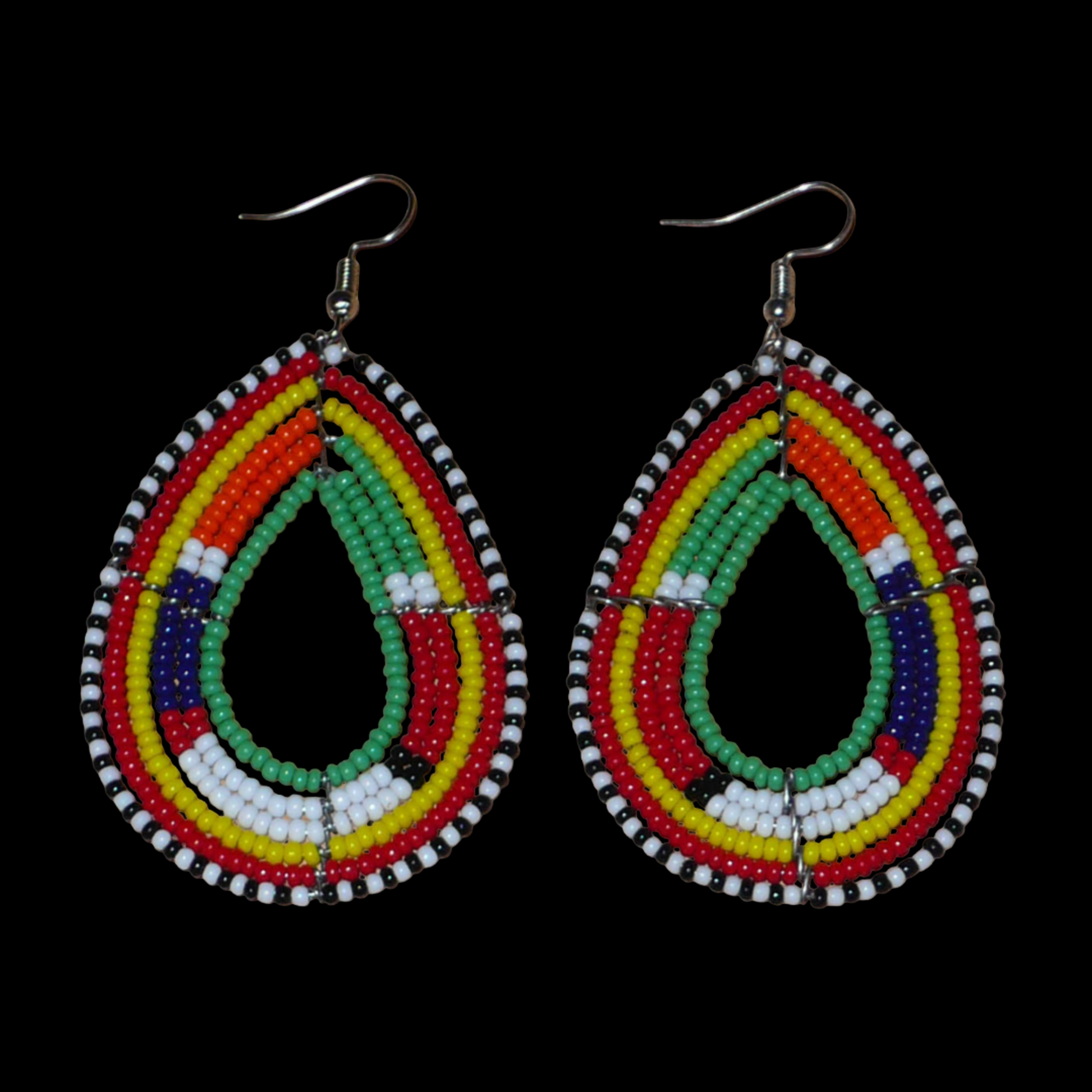Boucles d'oreilles africaines Massai en forme de gouttes composées de perles vertes et multicolores ; elles mesurent 7,5 cm de long et 4 cm de large et se portent avec des crochets en acier inoxydable sur des oreilles percées.