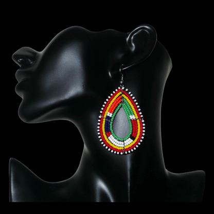 Boucles d'oreilles africaines Massai en forme de gouttes composées de perles vertes et multicolores ; elles mesurent 7,5 cm de long et 4 cm de large et se portent avec des crochets en acier inoxydable sur des oreilles percées.