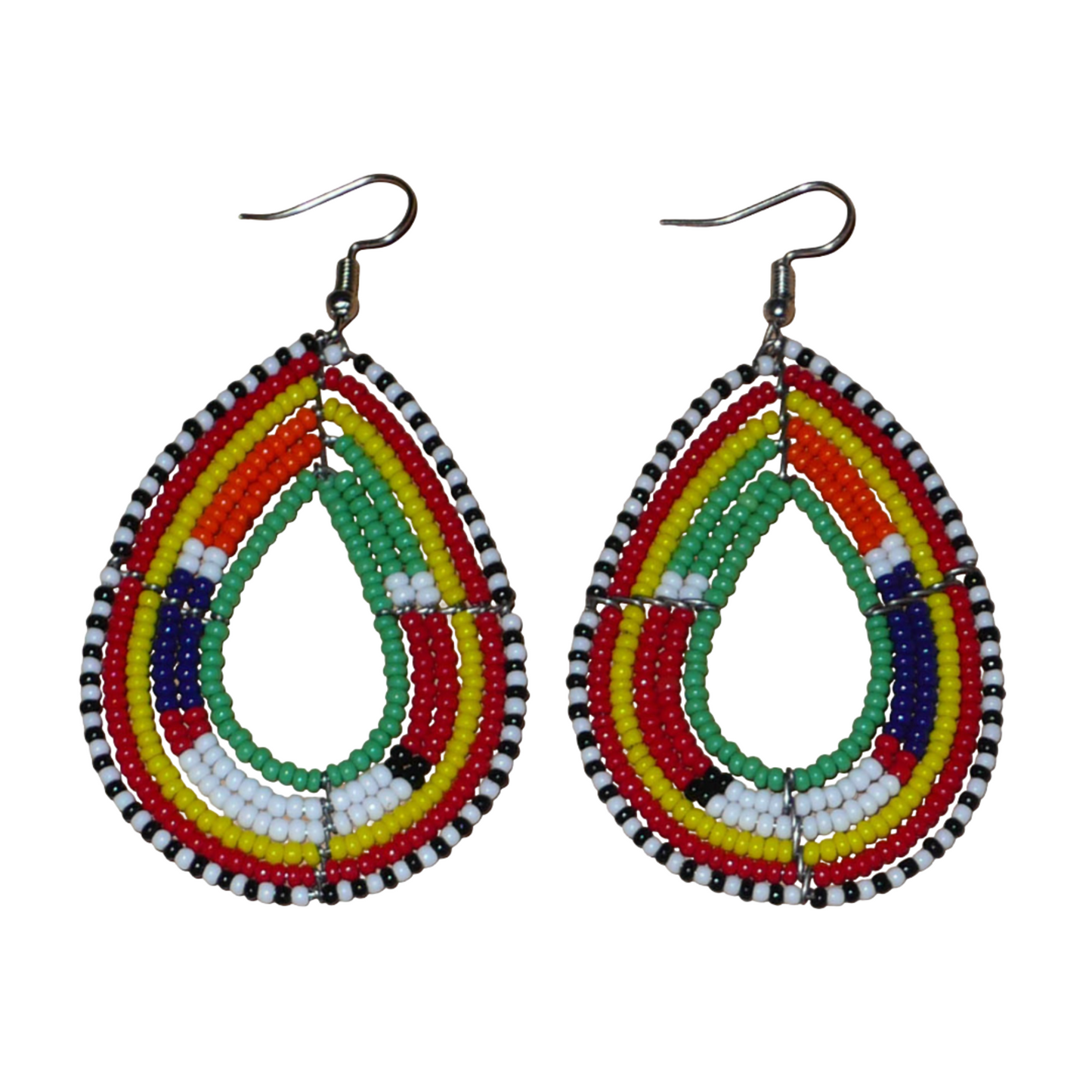 Boucles d'oreilles africaines Massai en forme de gouttes composées de perles vertes et multicolores ; elles mesurent 7,5 cm de long et 4 cm de large et se portent avec des crochets en acier inoxydable sur des oreilles percées.