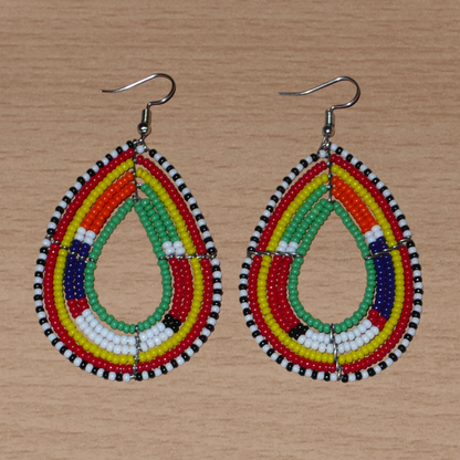 Boucles d'oreilles africaines Massai en forme de gouttes composées de perles vertes et multicolores ; elles mesurent 7,5 cm de long et 4 cm de large et se portent avec des crochets en acier inoxydable sur des oreilles percées.