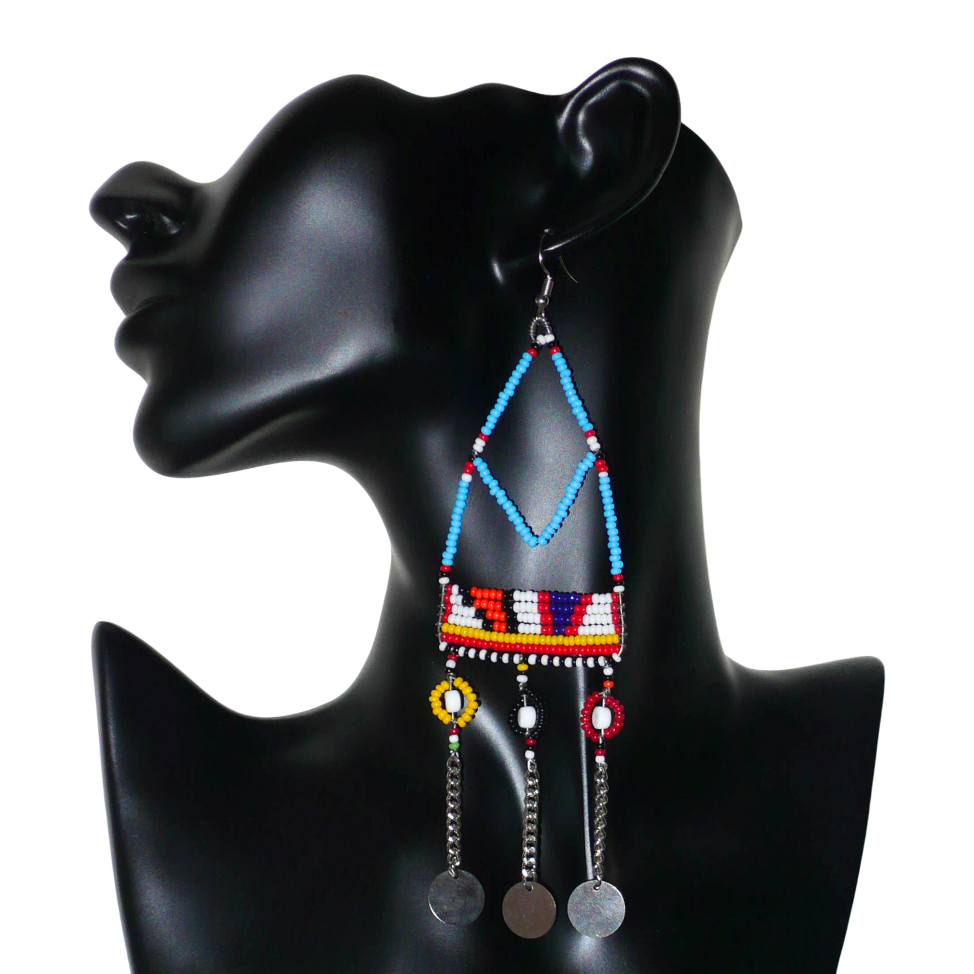 Longues boucles d'oreilles africaines Massai bleues et multicolores composées de perles de rocaille bleues et multicolores et de perles en plastique blanc glissées sur des structures géométriques en fils de fer ; elles se prolongent de chaînettes décorées de disques métalliques. Surdimensionnées, elles mesurent 15.5 cm de long et se portent sur des oreilles percées.
