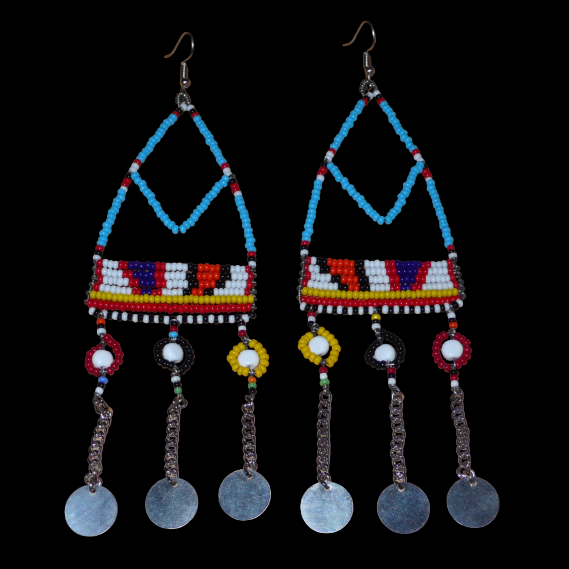 Longues boucles d'oreilles africaines Massai bleues et multicolores composées de perles de rocaille bleues et multicolores et de perles en plastique blanc glissées sur des structures géométriques en fils de fer ; elles se prolongent de chaînettes décorées de disques métalliques. Surdimensionnées, elles mesurent 15.5 cm de long et se portent sur des oreilles percées.