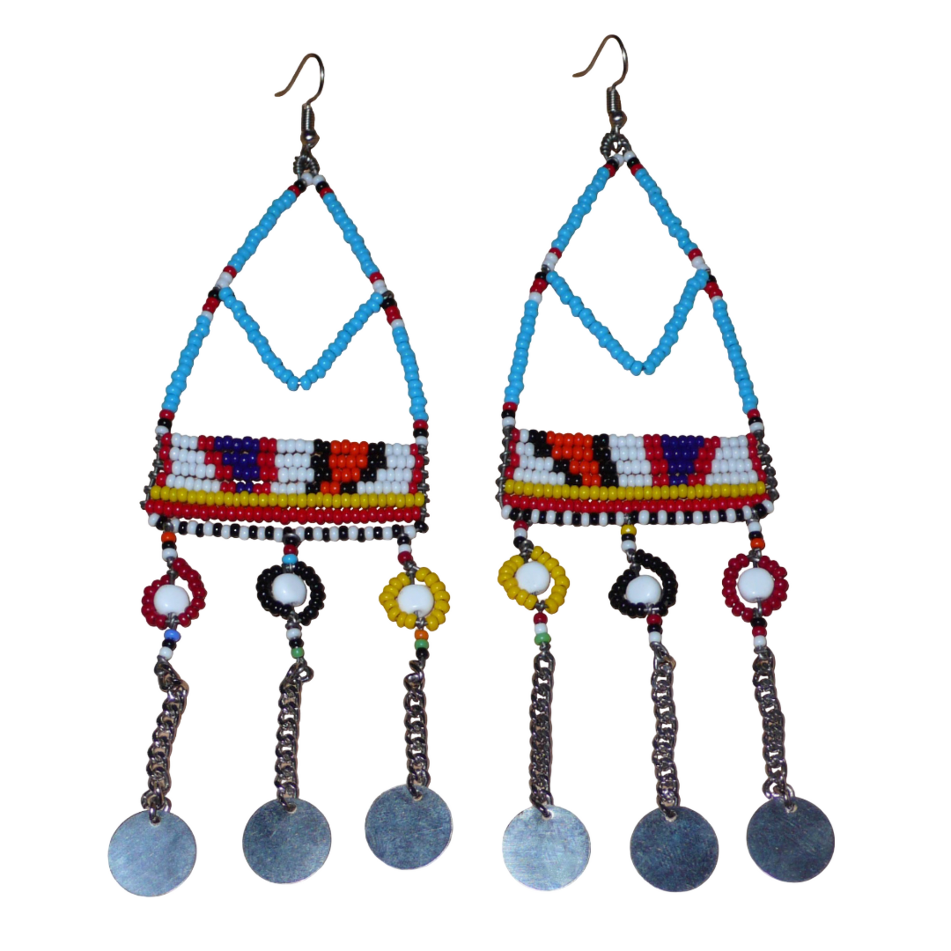 Longues boucles d'oreilles africaines Massai bleues et multicolores composées de perles de rocaille bleues et multicolores et de perles en plastique blanc glissées sur des structures géométriques en fils de fer ; elles se prolongent de chaînettes décorées de disques métalliques. Surdimensionnées, elles mesurent 15.5 cm de long et se portent sur des oreilles percées.