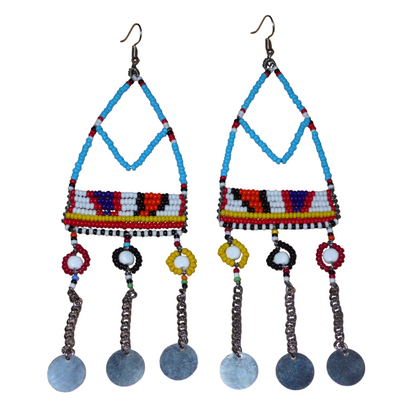 Longues boucles d'oreilles africaines Massai bleues et multicolores composées de perles de rocaille bleues et multicolores et de perles en plastique blanc glissées sur des structures géométriques en fils de fer ; elles se prolongent de chaînettes décorées de disques métalliques. Surdimensionnées, elles mesurent 15.5 cm de long et se portent sur des oreilles percées.