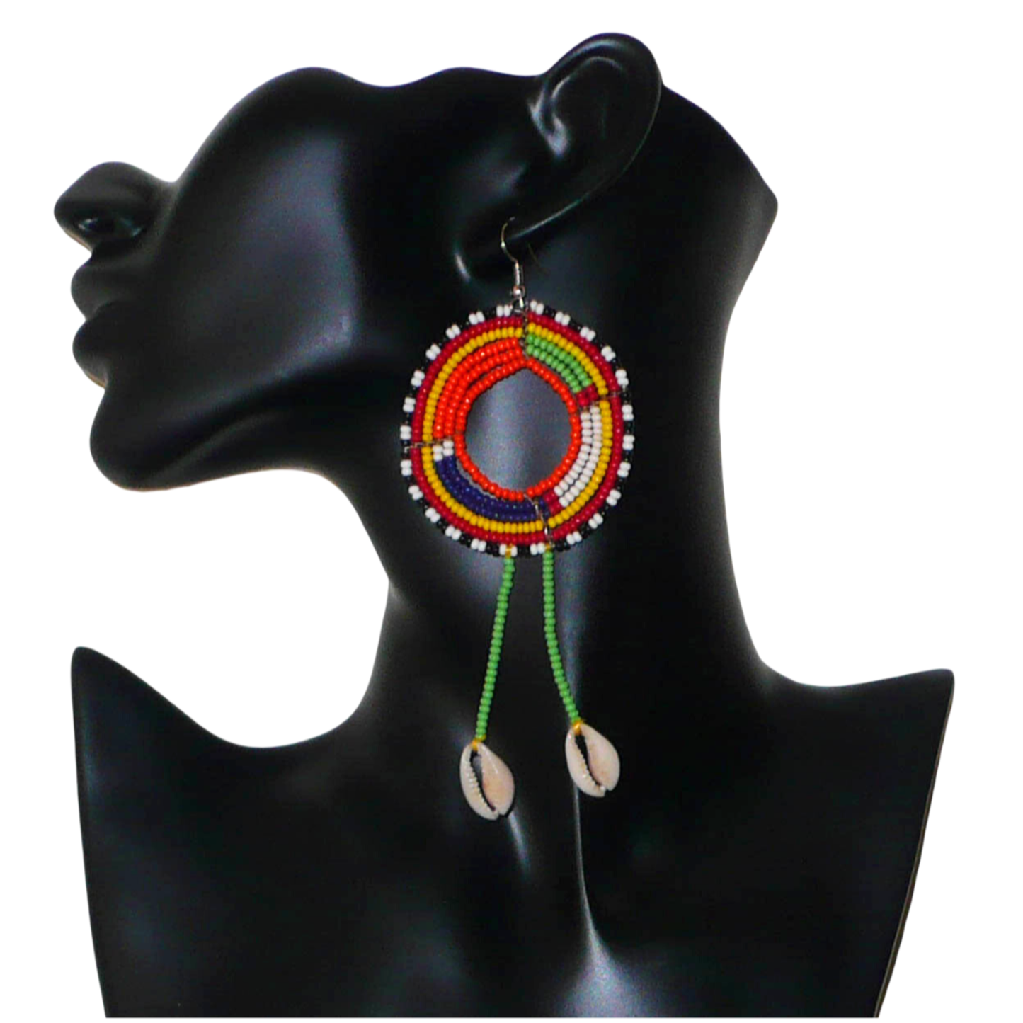 Longues boucles d'oreilles africaines tribales Massai composées de perles de rocaille vertes et multicolores glissées sur une structure ronde en fils de fer et prolongées de franges perlées ornées de coquillages. Elles mesurent 12.5 cm de long et 5 cm de large et se portent sur des oreilles percées.