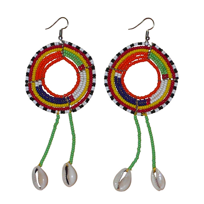 Longues boucles d'oreilles africaines tribales Massai composées de perles de rocaille vertes et multicolores glissées sur une structure ronde en fils de fer et prolongées de franges perlées ornées de coquillages. Elles mesurent 12.5 cm de long et 5 cm de large et se portent sur des oreilles percées.