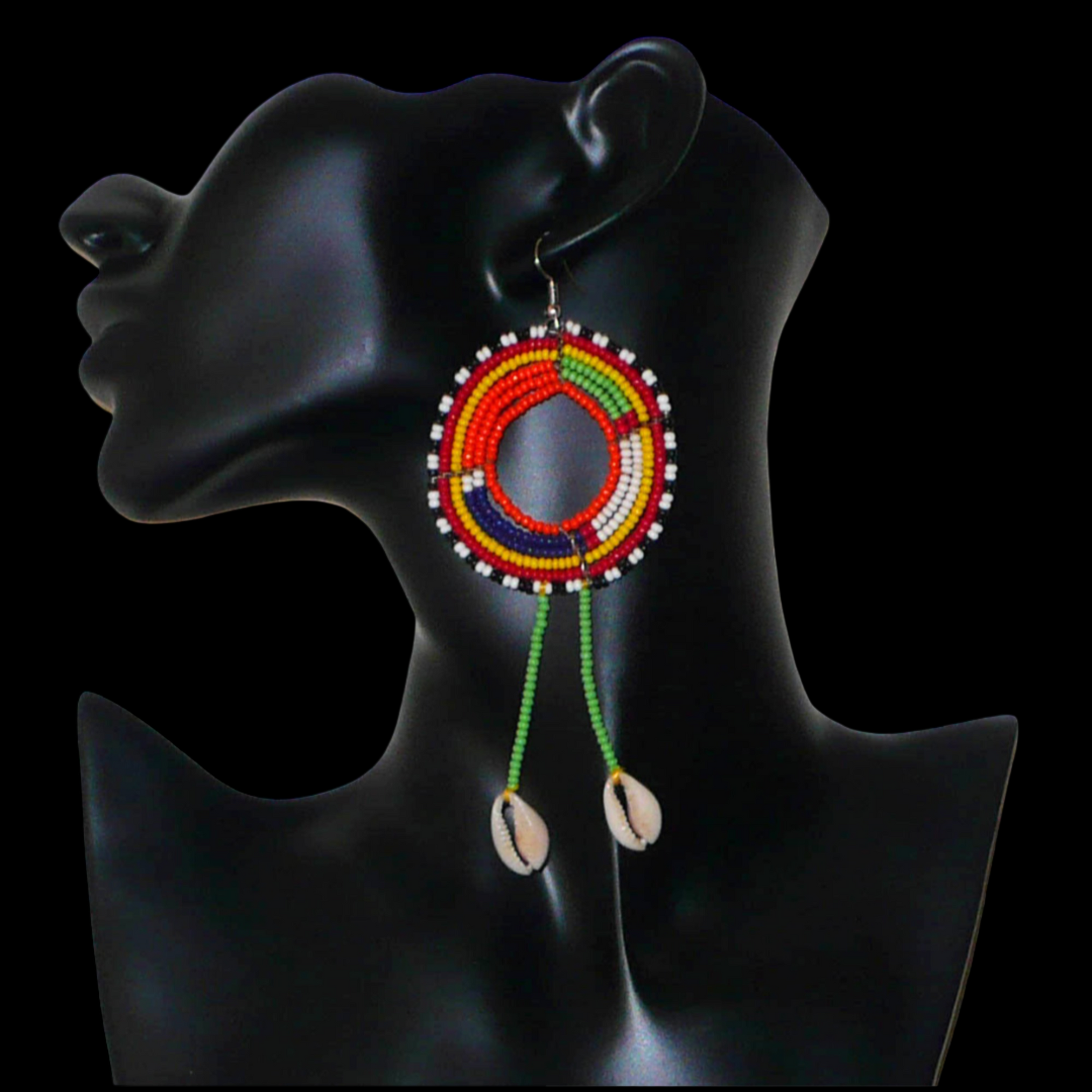 Longues boucles d'oreilles africaines tribales Massai composées de perles de rocaille vertes et multicolores glissées sur une structure ronde en fils de fer et prolongées de franges perlées ornées de coquillages. Elles mesurent 12.5 cm de long et 5 cm de large et se portent sur des oreilles percées.