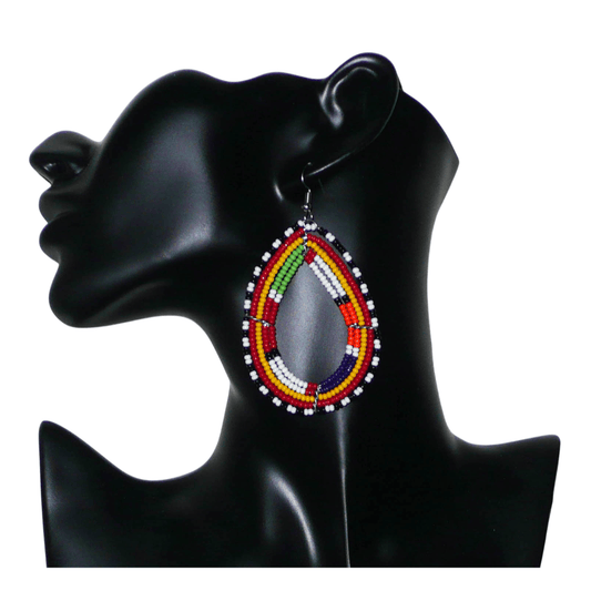 Boucles d'oreilles africaines de tradition tribale Massai composées de perles de rocaille multicolores glissées sur cinq rangées de fils de fer montés en forme de gouttes. Elles mesurent 8.3 cm de long et 4.5 cm de large, et se portent sur des oreilles percées.