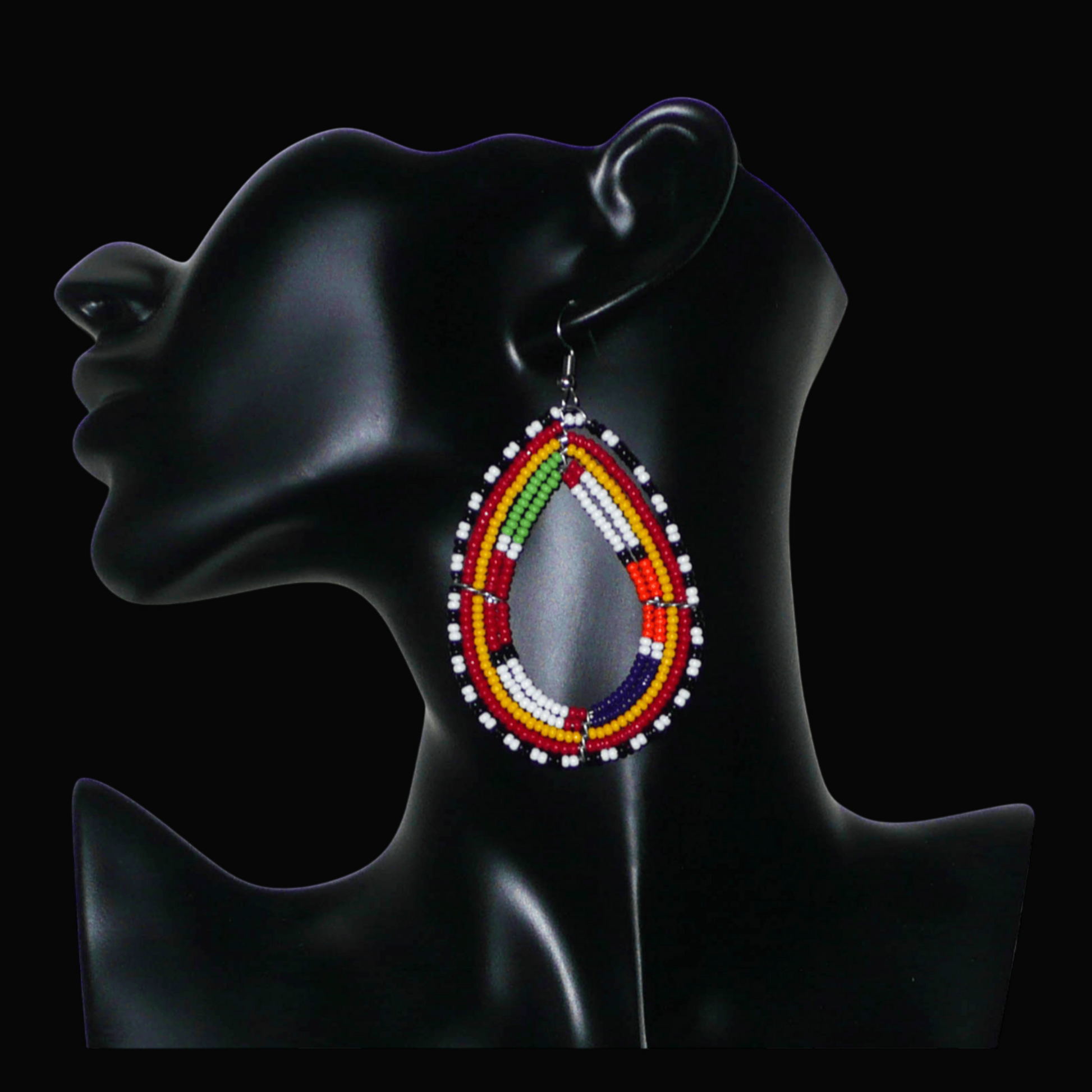 Boucles d'oreilles africaines de tradition tribale Massai composées de perles de rocaille multicolores glissées sur cinq rangées de fils de fer montés en forme de gouttes. Elles mesurent 8.3 cm de long et 4.5 cm de large, et se portent sur des oreilles percées.