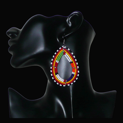 Boucles d'oreilles africaines de tradition tribale Massai composées de perles de rocaille multicolores glissées sur cinq rangées de fils de fer montés en forme de gouttes. Elles mesurent 8.3 cm de long et 4.5 cm de large, et se portent sur des oreilles percées.