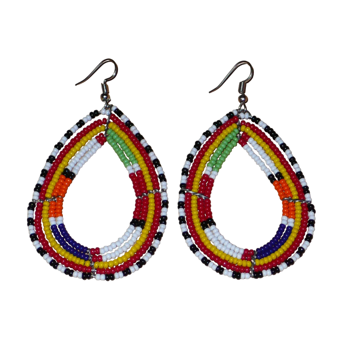Boucles d'oreilles africaines de tradition tribale Massai composées de perles de rocaille multicolores glissées sur cinq rangées de fils de fer montés en forme de gouttes. Elles mesurent 8.3 cm de long et 4.5 cm de large, et se portent sur des oreilles percées.