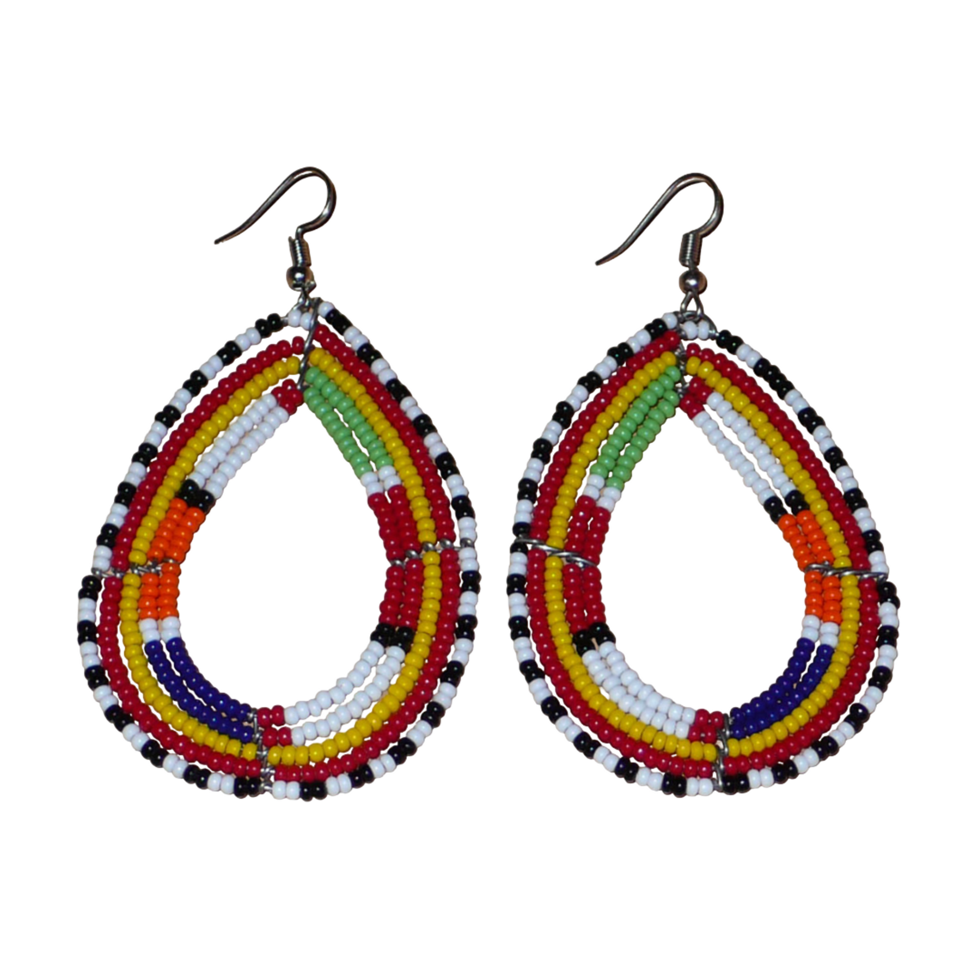 Boucles d'oreilles africaines de tradition tribale Massai composées de perles de rocaille multicolores glissées sur cinq rangées de fils de fer montés en forme de gouttes. Elles mesurent 8.3 cm de long et 4.5 cm de large, et se portent sur des oreilles percées.