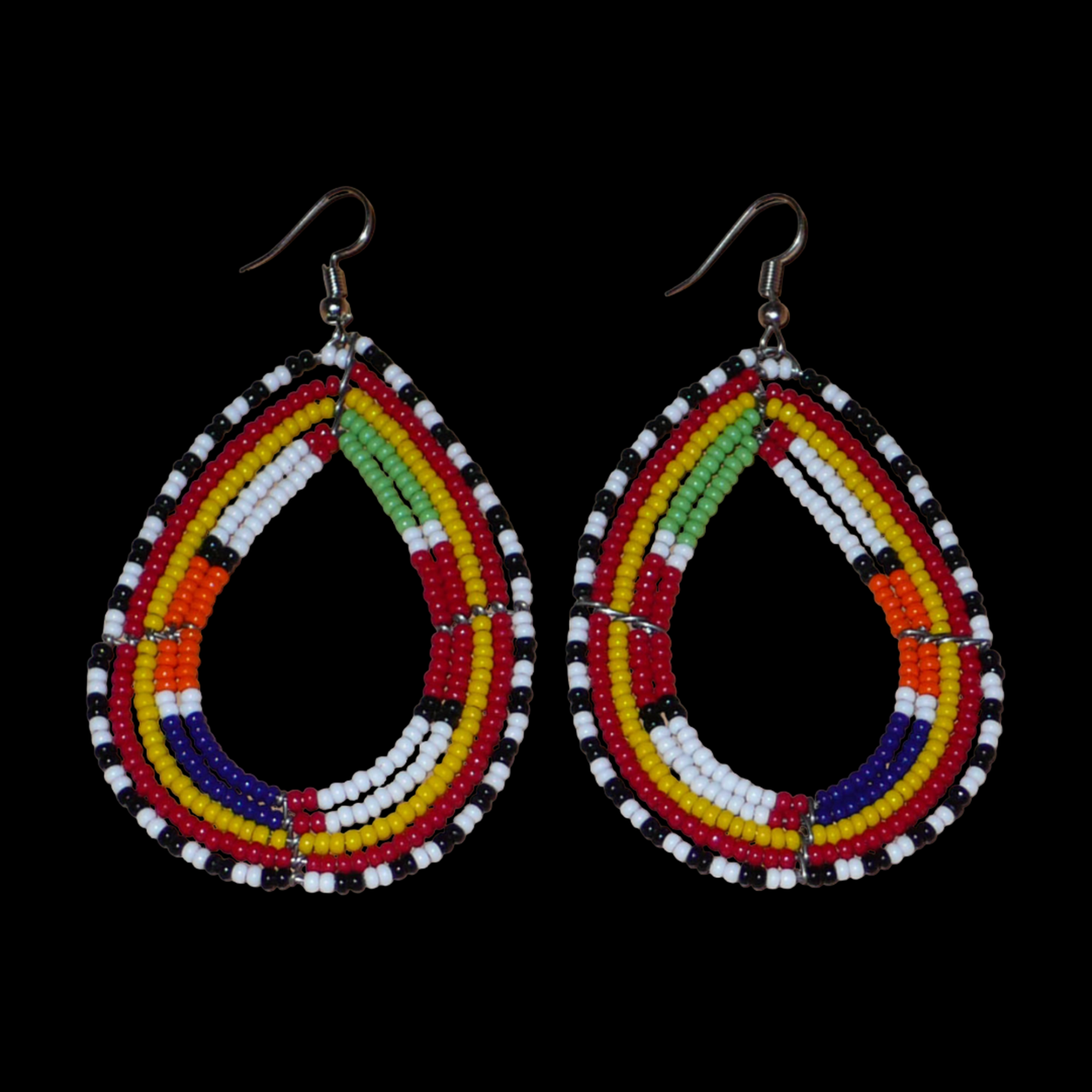 Boucles d'oreilles africaines de tradition tribale Massai composées de perles de rocaille multicolores glissées sur cinq rangées de fils de fer montés en forme de gouttes. Elles mesurent 8.3 cm de long et 4.5 cm de large, et se portent sur des oreilles percées.