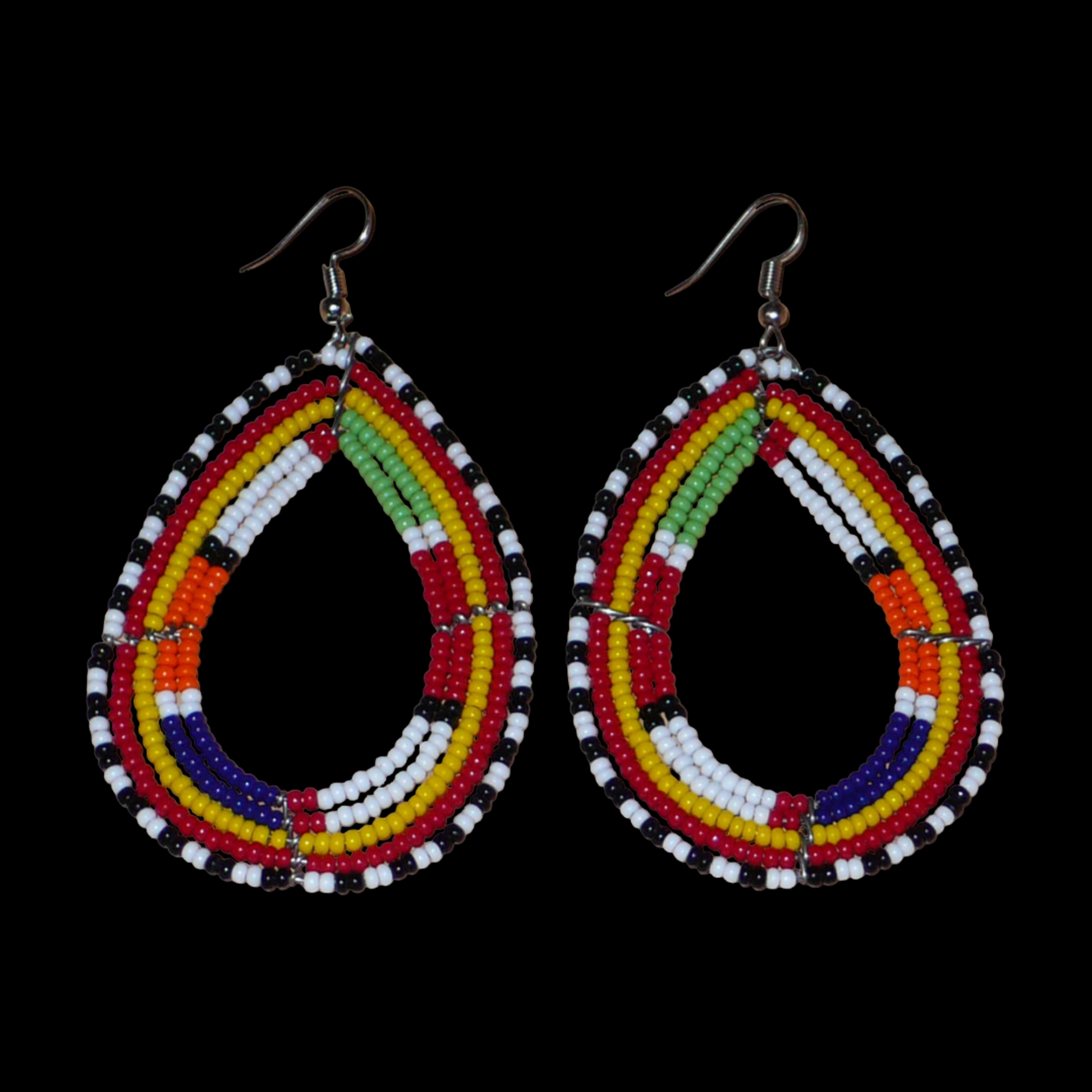 Boucles d'oreilles africaines de tradition tribale Massai composées de perles de rocaille multicolores glissées sur cinq rangées de fils de fer montés en forme de gouttes. Elles mesurent 8.3 cm de long et 4.5 cm de large, et se portent sur des oreilles percées.