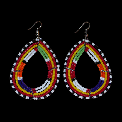 Boucles d'oreilles africaines de tradition tribale Massai composées de perles de rocaille multicolores glissées sur cinq rangées de fils de fer montés en forme de gouttes. Elles mesurent 8.3 cm de long et 4.5 cm de large, et se portent sur des oreilles percées.