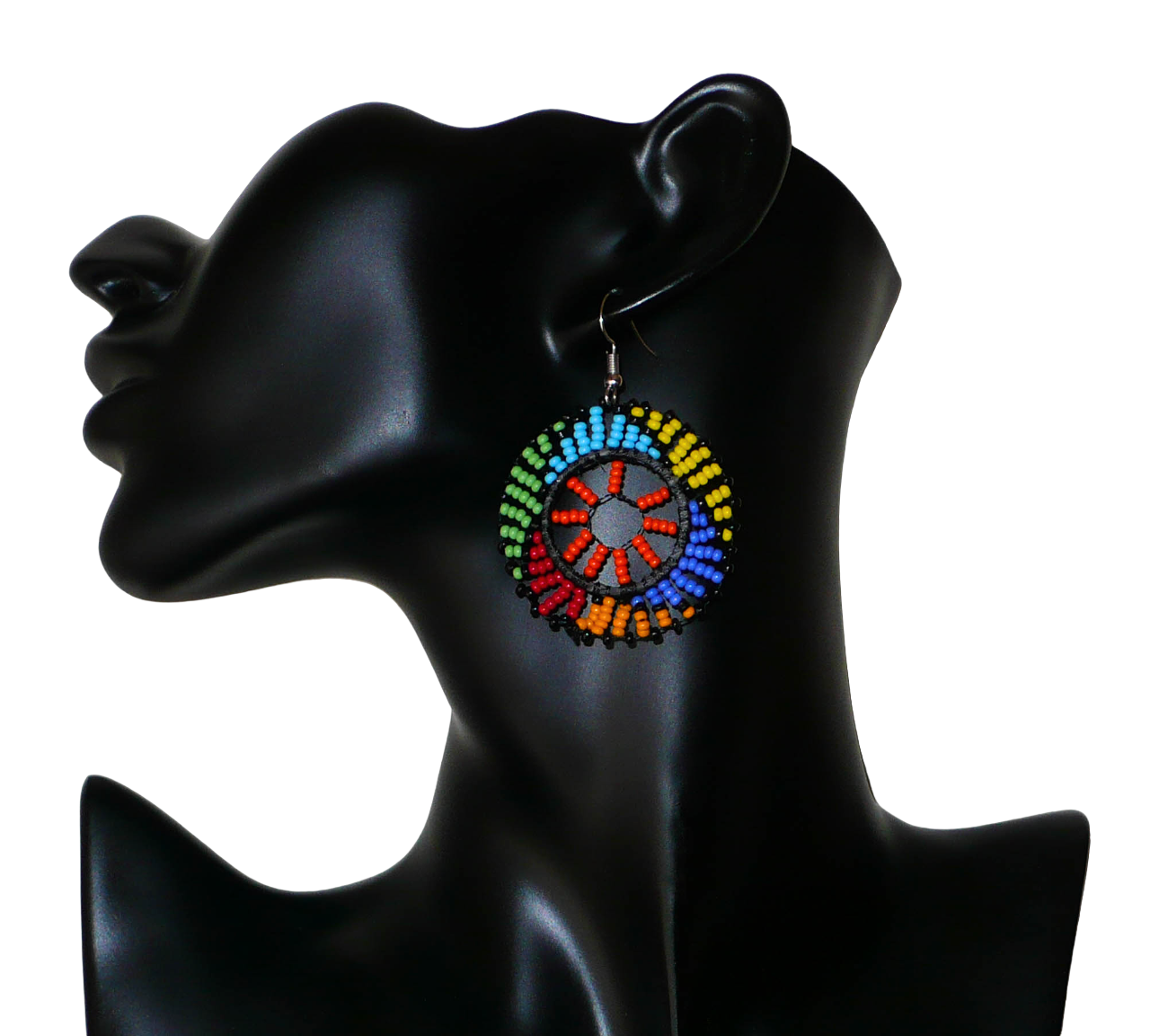 Boucles d'oreilles africaines rondes à motifs ethniques zoulous composées de perles de rocaille orange et multicolores glissées sur des fils de nylon fixés sur des structures circulaires en plastique. Elles mesurent 6 cm de long et 4 cm de large et se portent sur des oreilles percées. 